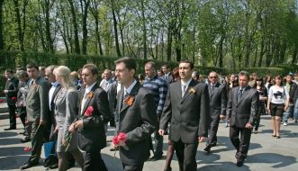 Церемония возложения цветов к Вечному огню
