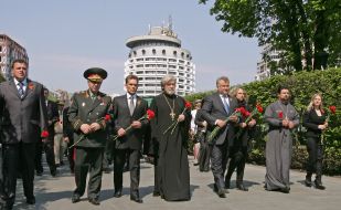 Церемония возложения цветов к Вечному огню