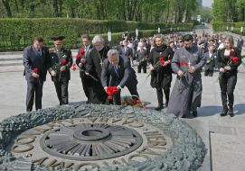 Церемония возложения цветов к Вечному огню