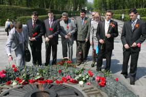 Церемония возложения цветов к Вечному огню
