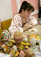 Нанесение узора на пасхальное яйцо