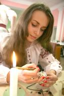 Нанесение узора на пасхальное яйцо