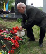 Покладання квітів 