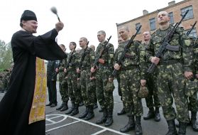 Священнослужитель освячує солдат