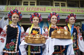 Girls in the Ukrainian national suits