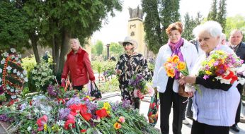 Laying-on of flowers