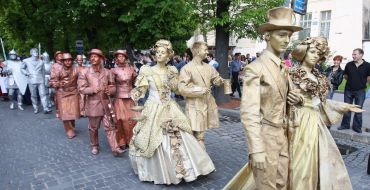 Living statues
