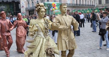 Living statues