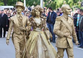Living statues
