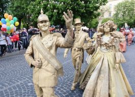Living statues