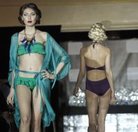 Показ купальников