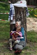 Літня жінка з онукою