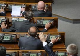 Народні депутати голосують 