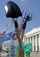 Вилы и лопата