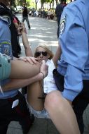 Співробітники міліції затримують активістку FEMEN
