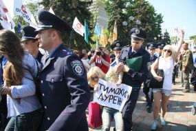 Співробітники міліції затримують активісток FEMEN