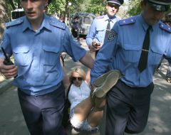 Співробітники міліції затримують активістку FEMEN