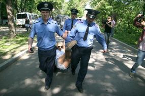 Співробітники міліції затримують активістку FEMEN