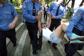 Співробітники міліції затримують активістку FEMEN