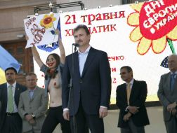 Александр Попов и активистка женского движения FEMEN