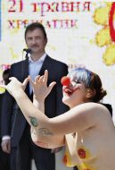 Александр Попов и активистка женского движения FEMEN