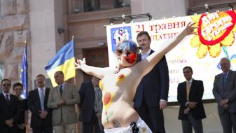 Александр Попов и активистка женского движения FEMEN