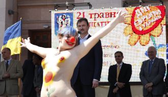 Александр Попов и активистка женского движения FEMEN