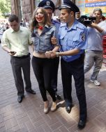 Сотрудники милиции задерживают активистку FEMEN