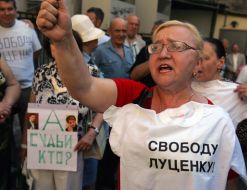 Женщина держит футболку