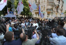 Юлия Тимошенко и Сергей Власенко общаются с журналистами