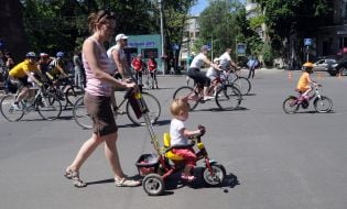Дитина на велосипеді