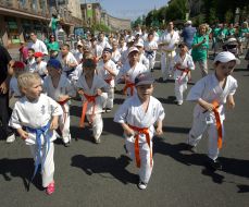 "Under the chestnuts" race