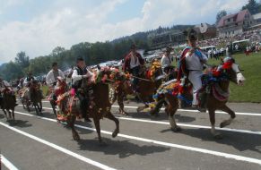 Участники гуцульского праздника ”Полонинська ватра”
