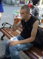 Мужчина пьет пиво