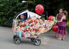 Дитяча коляска у вигляді вертольота