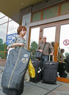 Люди возле гостиницы "Украина"