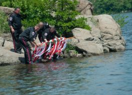 Церемонія спуску на воду хреста