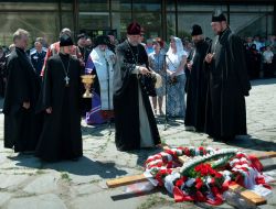 Хрест з вінком і свічками
