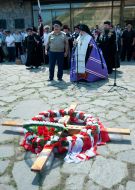 Хрест з вінком і свічками