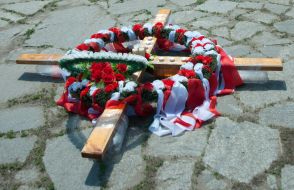 Хрест з вінком і свічками 