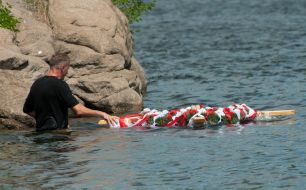 Церемонія спуску на воду хреста
