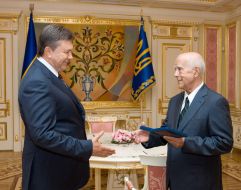 Viktor Yanukovich and Vitaliy Korotich