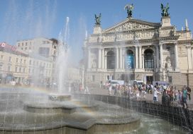 Фонтан перед Оперным театром