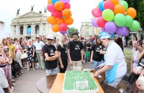 Торт у вигляді футбольного поля