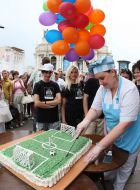 Торт у вигляді футбольного поля