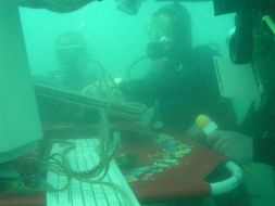 Journalists divers to typeset the paper under water
