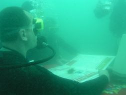 Journalists divers to typeset the paper under water