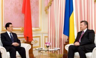 Viktor Yanukovich and Hu Jintao