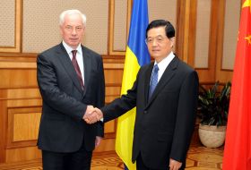 Nikolay Azarov and Hu Jintao