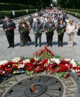 Возложение цветов к памятнику Неизвестному солдату